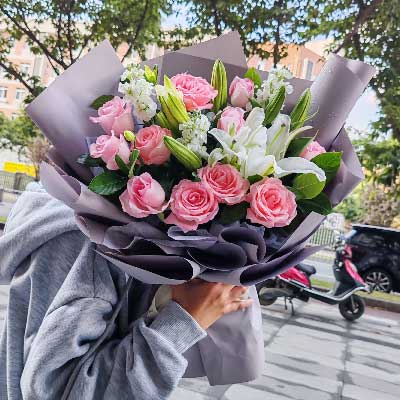 贵港11朵戴安娜粉玫瑰百合，与你一起追逐梦想