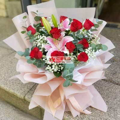 贵港11朵红玫瑰百合，全世界里只有一个你
