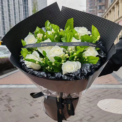贵港9朵白玫瑰，爱情是阳光